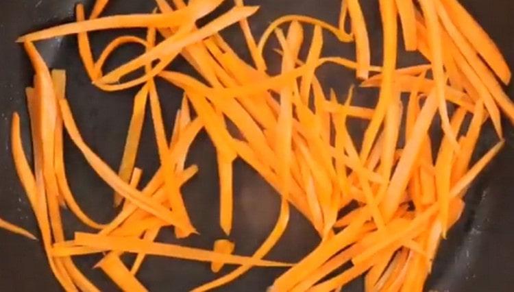 Отделно запържете морковите, нарязани на тънки ивици.