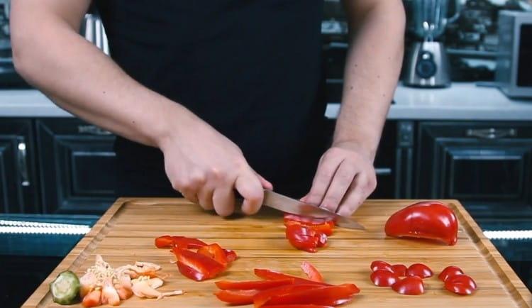 Tagliare lunghe strisce sottili di peperone dolce.