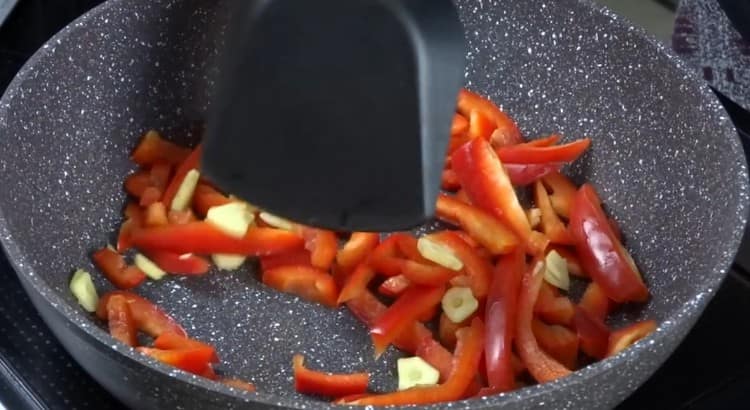 Τηγανίζουμε το σκόρδο και το πιπέρι σε μια κατσαρόλα.