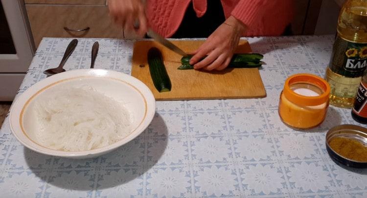 Straw chop sariwang pipino.