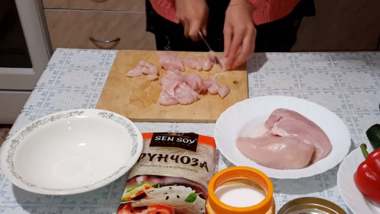 Leikkaa kana ohuiksi suikaleiksi.
