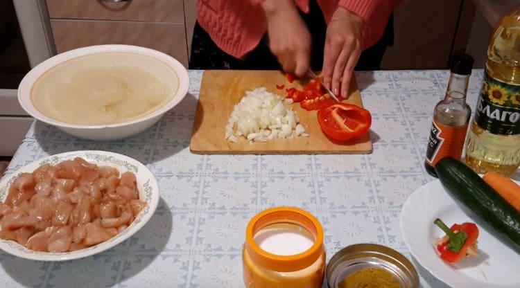 Nakrájejte papriku v malé kostce.