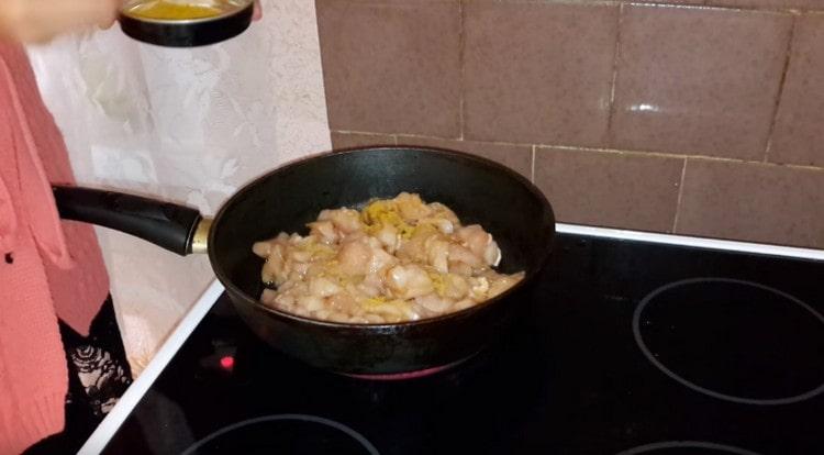 Zuerst das Huhn mit Curry anbraten.