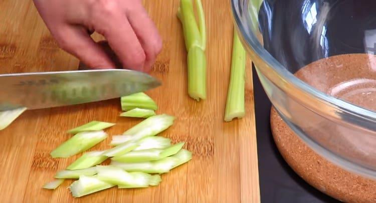 Řezané stonky celeru.