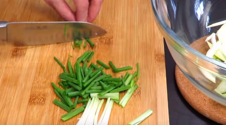 Leikkaa myös sipulit ja vihreät sipulit.