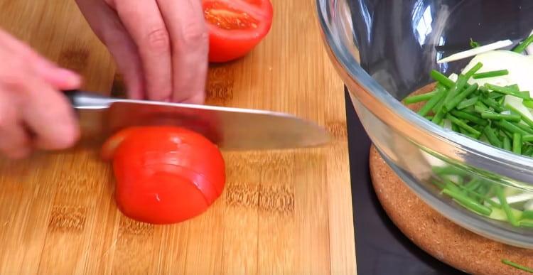 نقطع الطماطم إلى حلقات رقيقة.