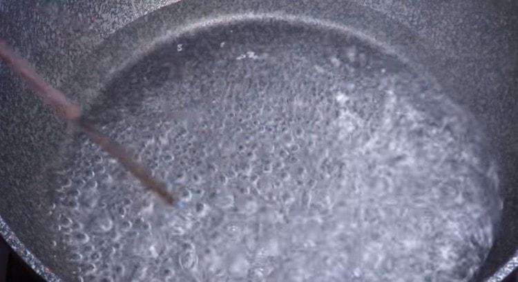In una padella o in uno spiedino, porta l'acqua a ebollizione.