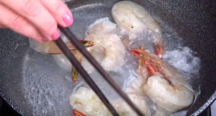 Rozetřete krevety ve vroucí vodě.
