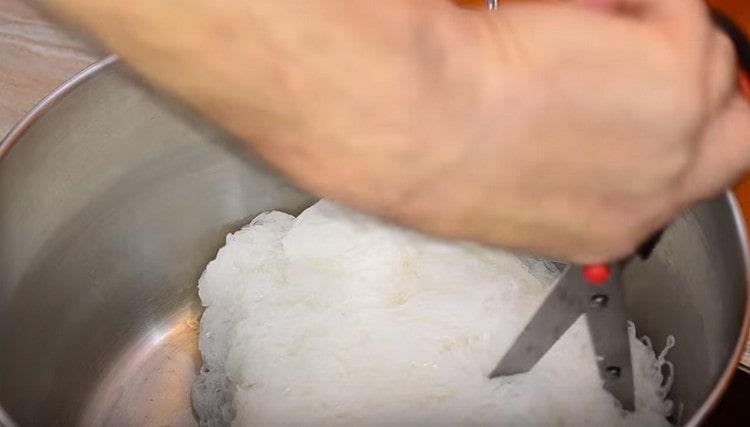 След като измиете готовата оризова юфка, я нарежете с ножица.