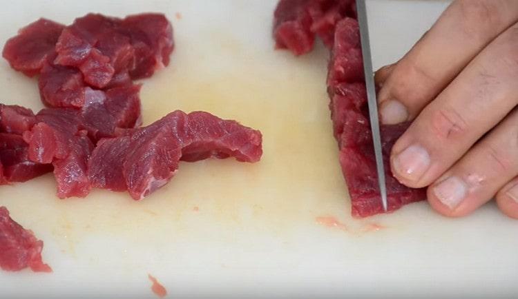 Tagliare la carne in strisce sottili.