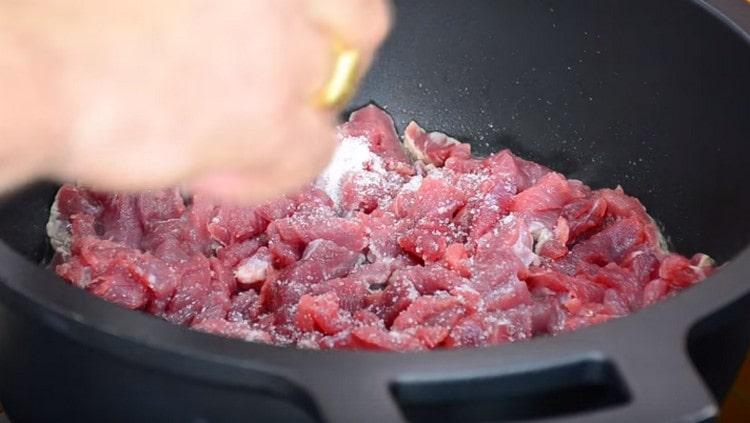 βάλτε το κρέας σε ένα βαθύ τηγάνι, αλάτι.