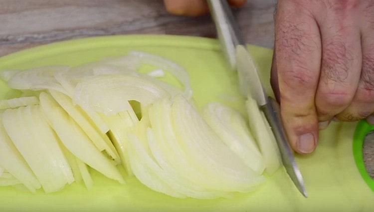 Κόψτε το κρεμμύδι σε λεπτές ημικυκλίες.