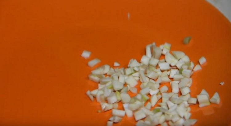 Rozdrťte česnek a přidejte jej do zeleniny.
