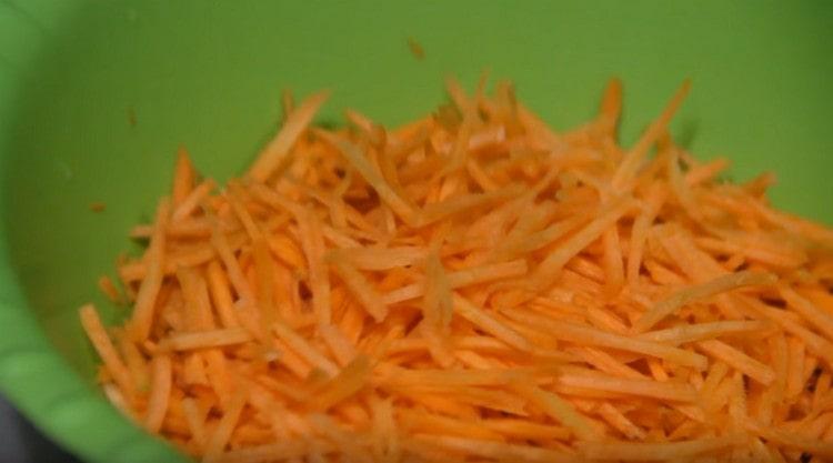 Reiben Sie Karotten auf einer koreanischen Reibe.