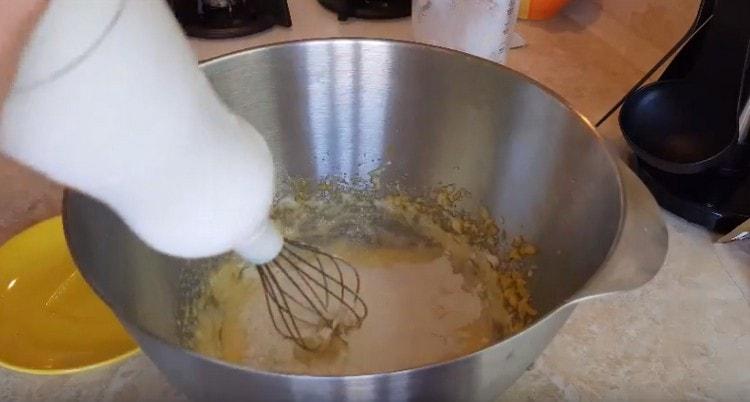 Постепенно добавете брашно към тестото.