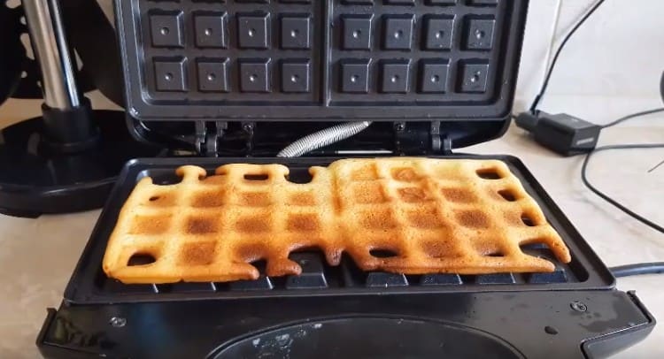 Ang mga crispy waffles ay handa na.