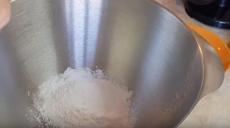 صب السكر المجفف في وعاء.