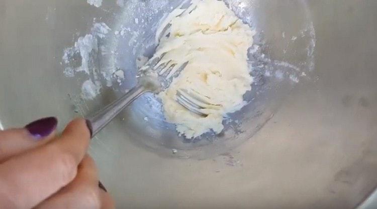 Mleté máslo s vidličkou rozetřete do hladka.