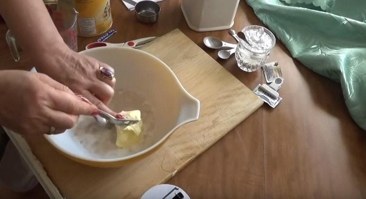 Wir verteilen die Butter auf die Zutaten in einer Schüssel.