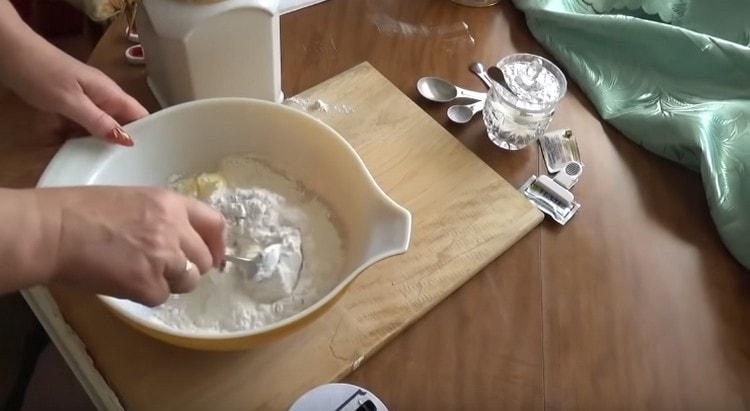 Fügen Sie Mehl in Portionen hinzu und kneten Sie den Teig.