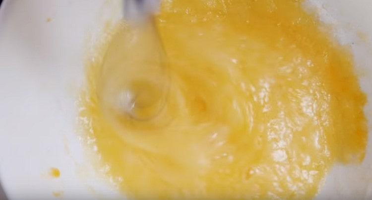 Per preparare l'impasto, sbattere le uova con lo zucchero.