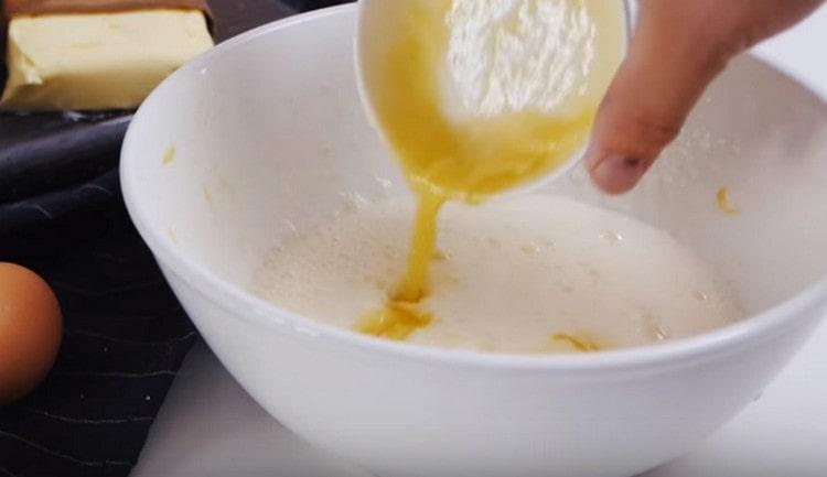 Do vaječné hmoty přidejte mléko a máslo.