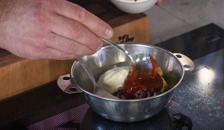 Mescola cetrioli, cipolle, maionese, senape e ketchup in una ciotola.