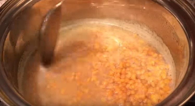 Cuocere le lenticchie fino a cottura.