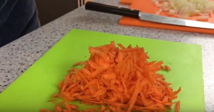 Настържете морковите.