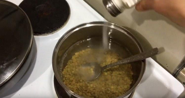 Durante la cottura delle lenticchie, aggiungi il sale.
