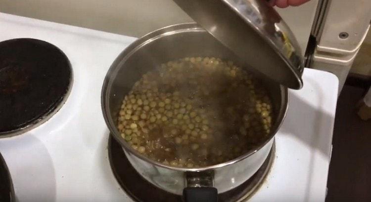 Cuocere le lenticchie fino a cottura.