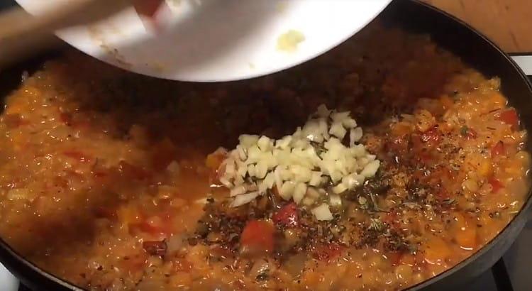 Quindi, aggiungi le spezie all'aglio tritate.