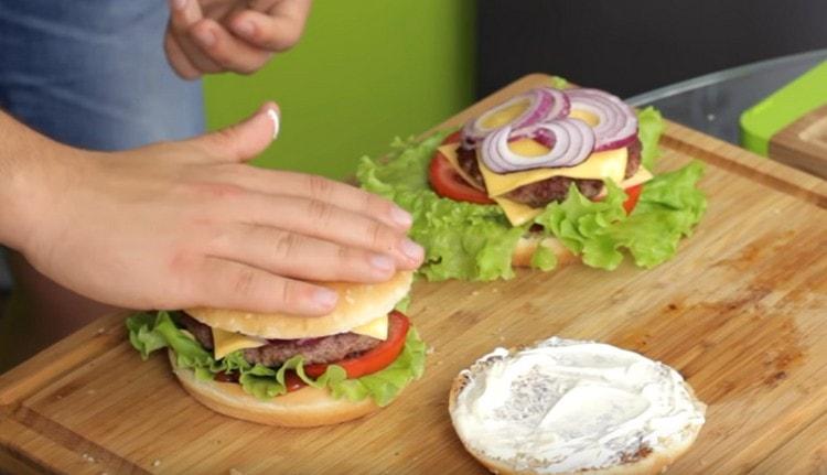 Ez a recept segít a tökéletes házi sajtburger elkészítésében.