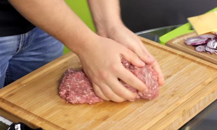 اخلطي اللحم المفروم جيداً.