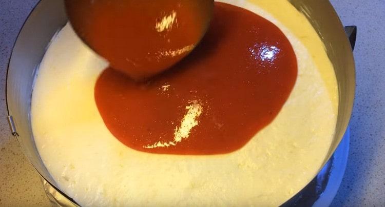 Dahan-dahang ibuhos ang cheesecake sa jelly strawberry mass at ilagay sa ref.