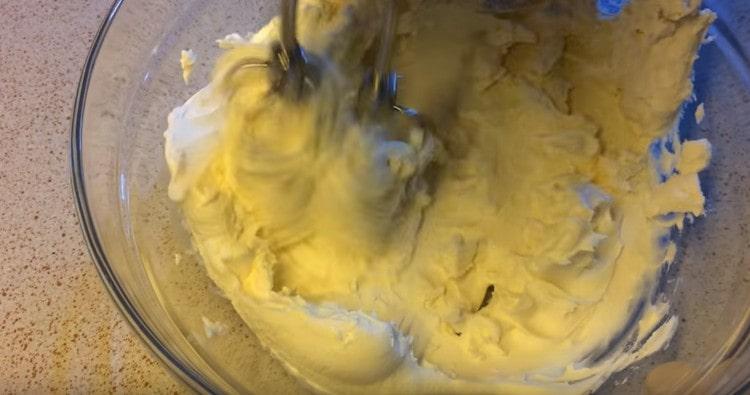 Sýr mascarpone porazte mixérem.