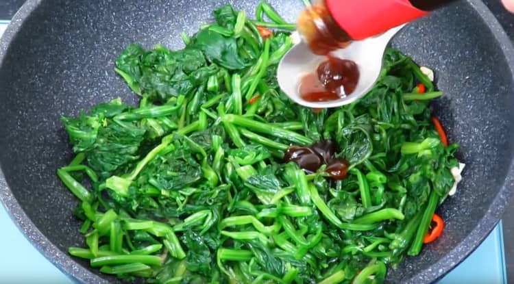 Ilagay ang spinach sa kawali, idagdag ang sarsa ng talaba.