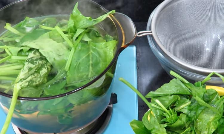 Isawsaw ang spinach sa kumukulong tubig ng ilang minuto.