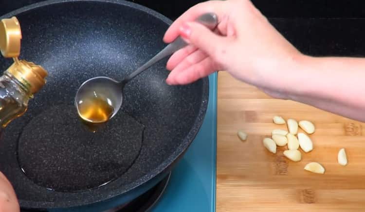 versiamo l'olio vegetale in una padella.