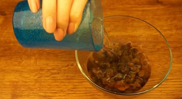 Versare l'uvetta con acqua bollente.