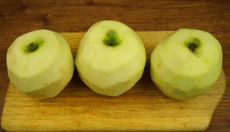 Pese ja kuori omenat.