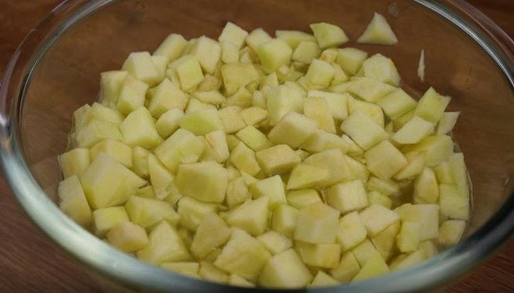 Wir essen Äpfel in kleinen Stücken und verteilen sie mit einer Zitrone.