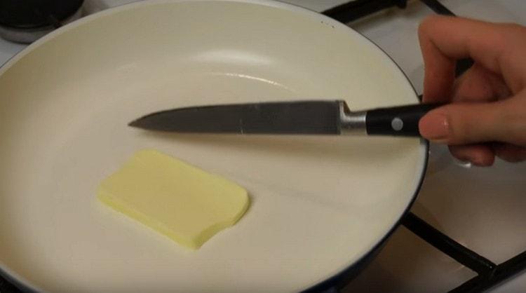 Sciogli un pezzo di burro in una padella.