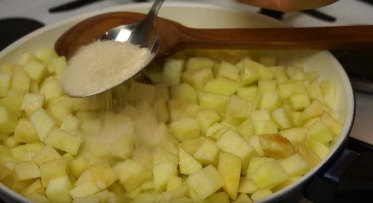 Добавете ябълките в тигана, а след това захарта.