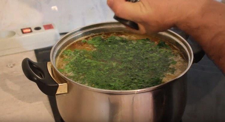 В самия край сложете зелените в зелева супа от боб, добавете черен пипер на вкус.