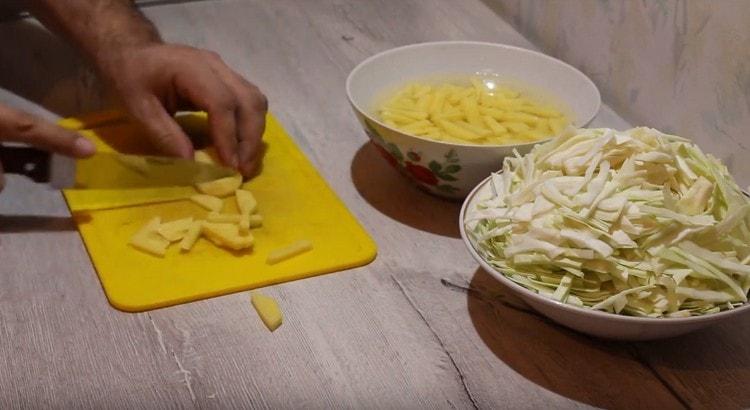 نقطع البطاطس مع مكعبات.