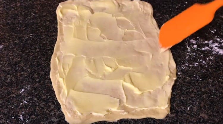 Die entstandene Teigschicht mit weicher Butter einfetten.