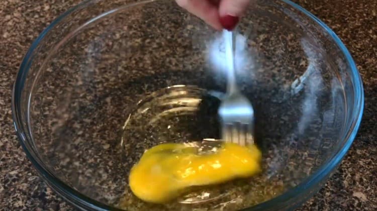 Beat vejce s vidličkou.