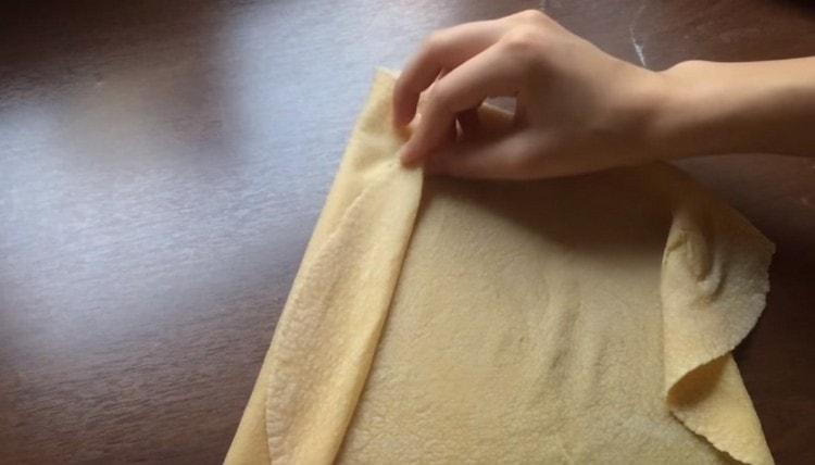 Pieghiamo il sottile strato di pasta risultante con una fisarmonica.