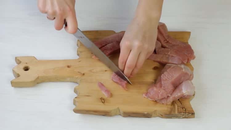 Cucinare le ricette di base del tacchino in una padella